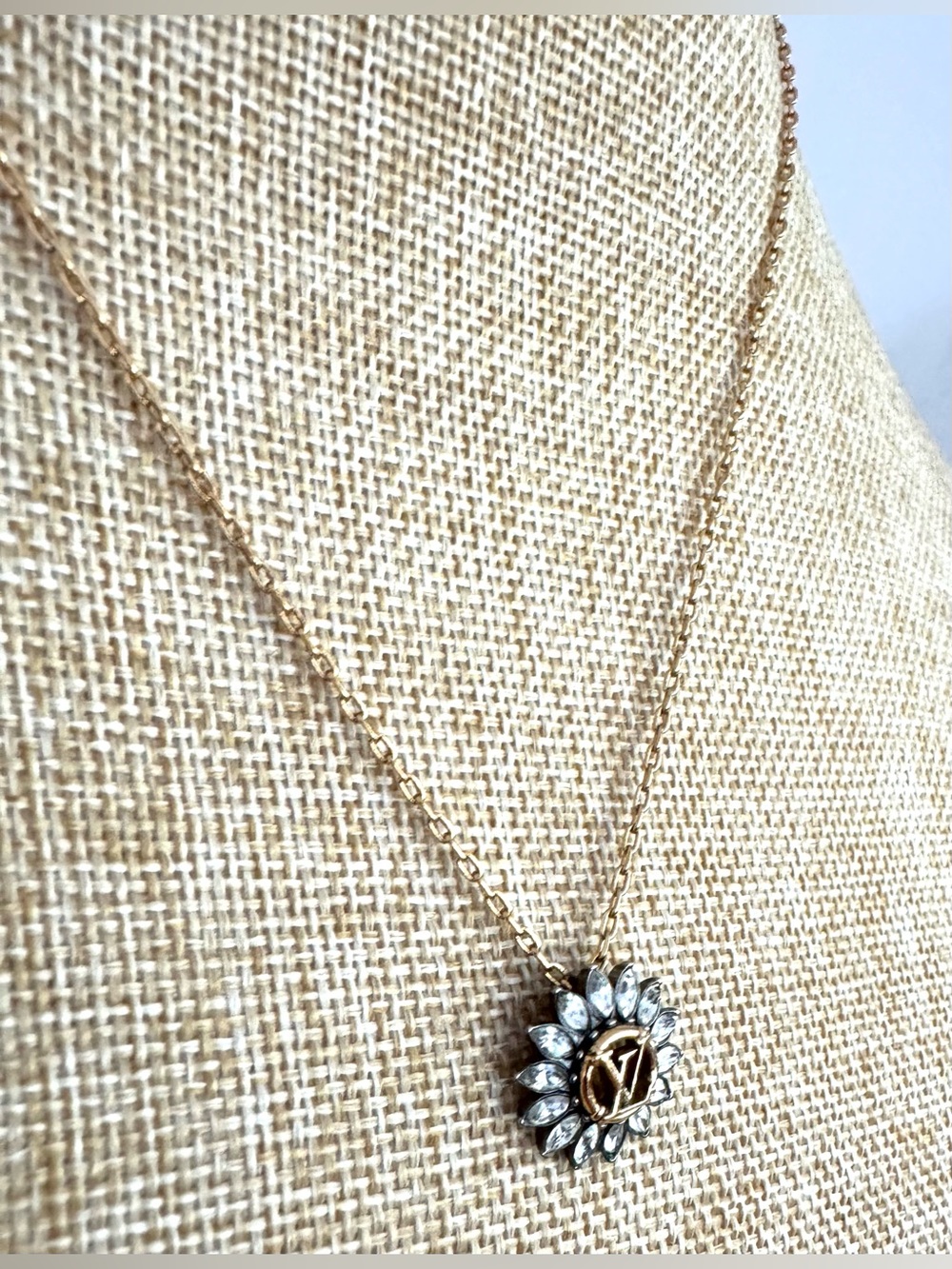 LOUIS VUITTON LV Starlight Crystal Flower Necklace M80262 Full Set - Picture 5 of 9